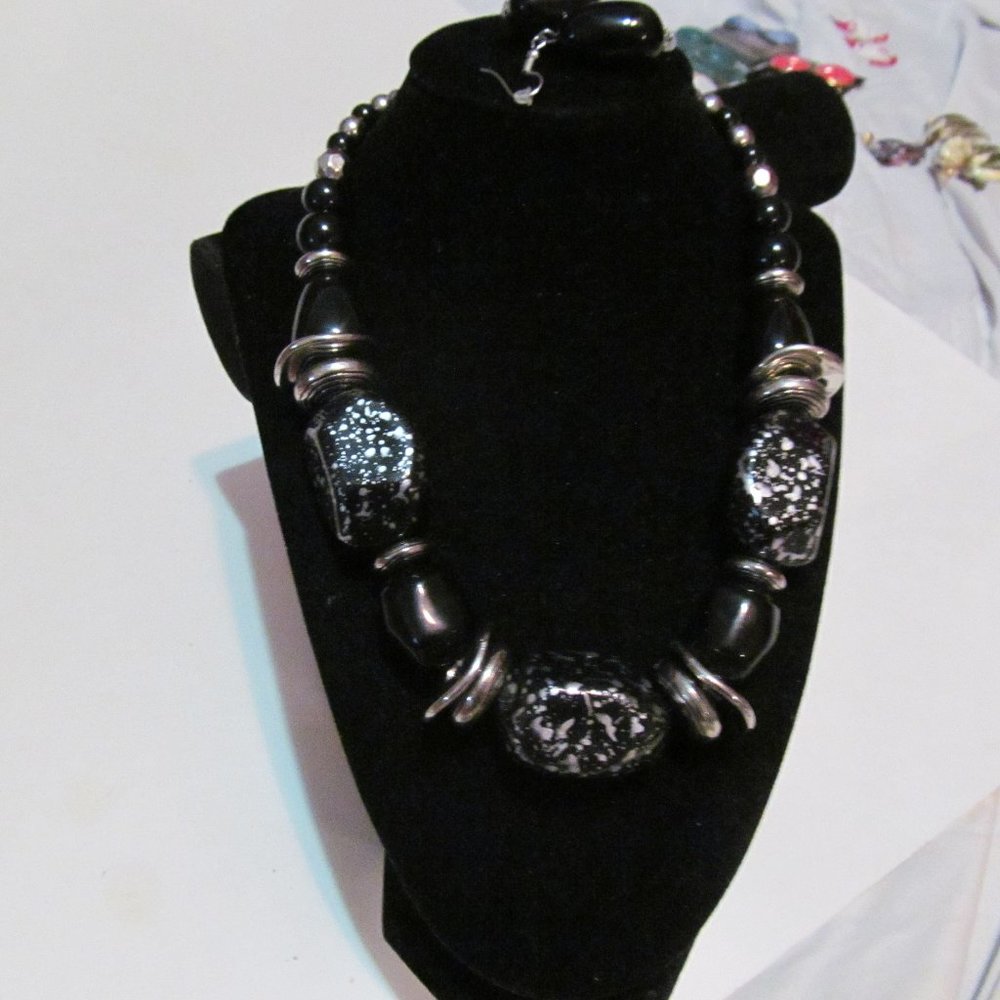 Chunky necklace and matching pierced earrings